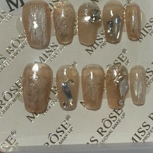 Gold Press-On Nails with Shimmer and Metallic Accents